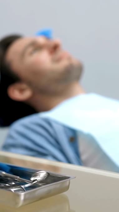 Paciente feliz en la clínica dental